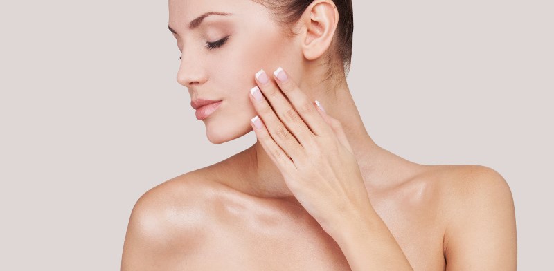 Девушка касается лица