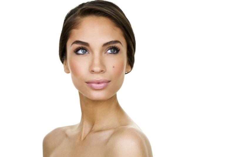 Девушка с родинкой на лице