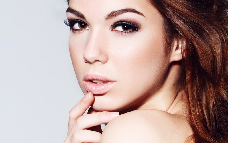 Задумчивая девушка