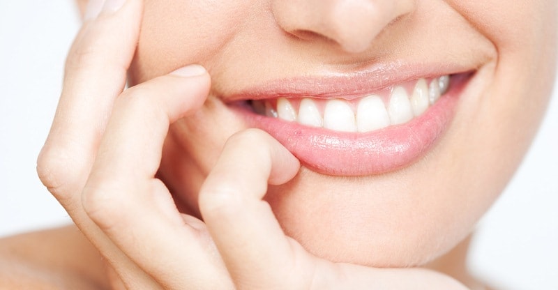 улыбка на лице