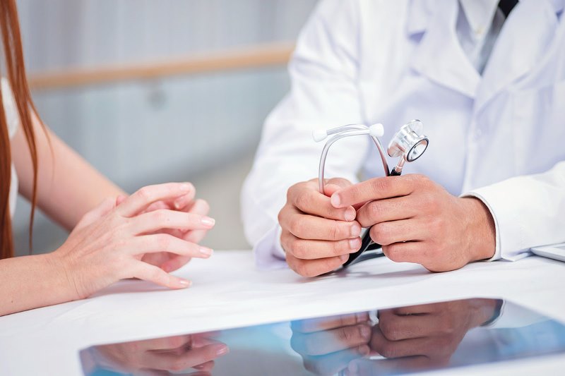 Доктор разговаривает с клиентом