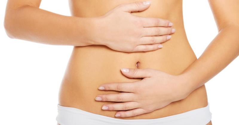 Девушка касается живота