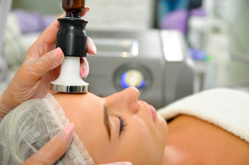 Проведение электропорации лица