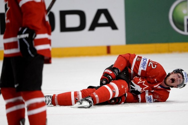 хоккеист лежит на льду Эрик Стааль