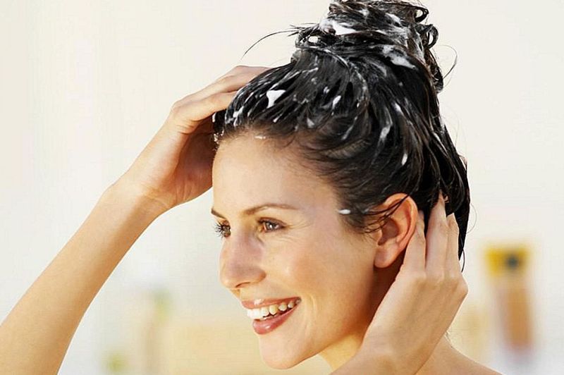 Наносить маску на волосы