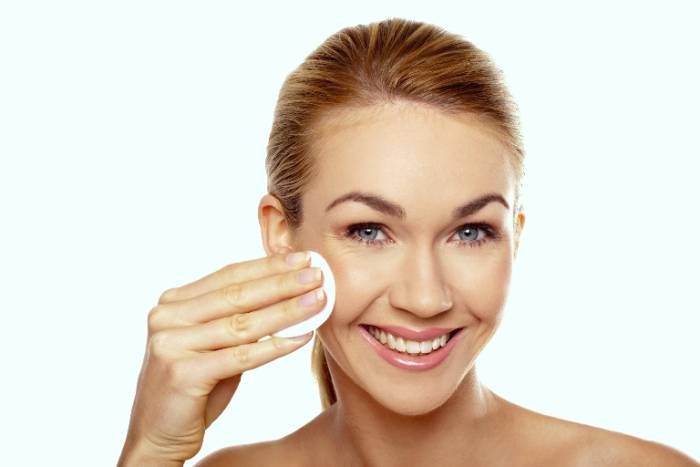 Ватный диск и женщина