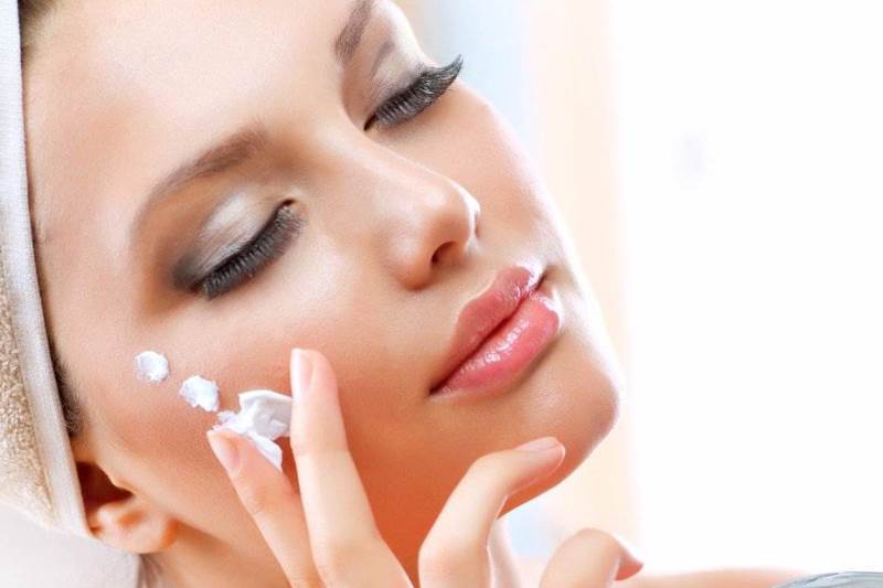 Нанесение крема на лицо