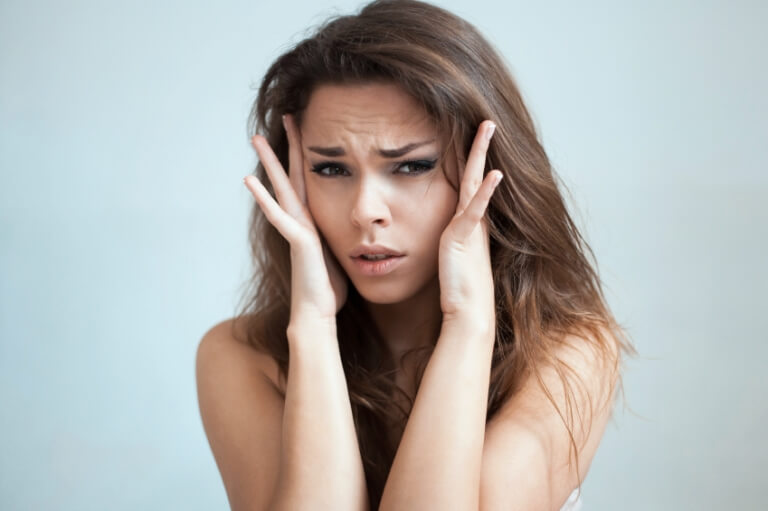 Девушка держится за голову