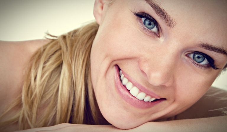 Красивая девушка улыбается