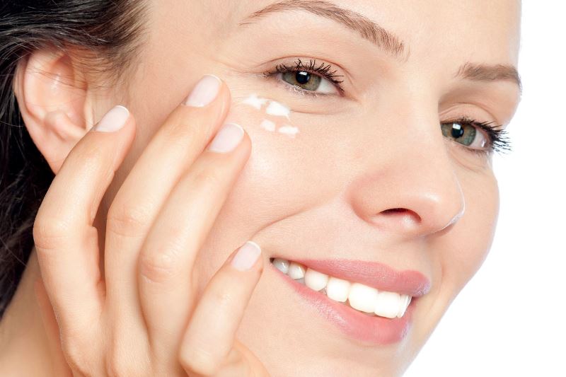 Нанесение крема на лицо