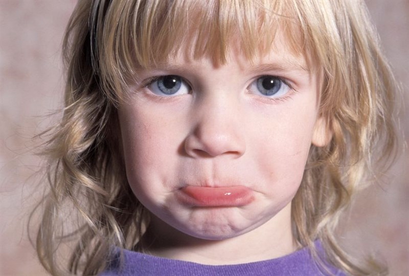 ребенок закусил губу