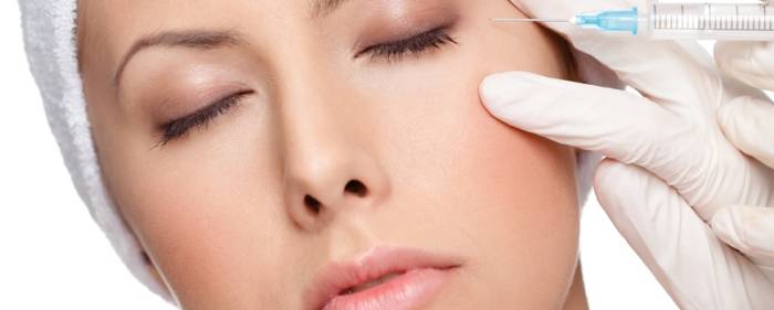 девушка и укол