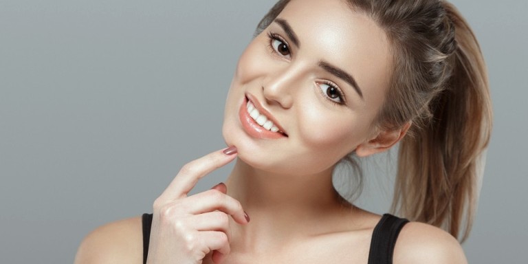 Девушка улыбается