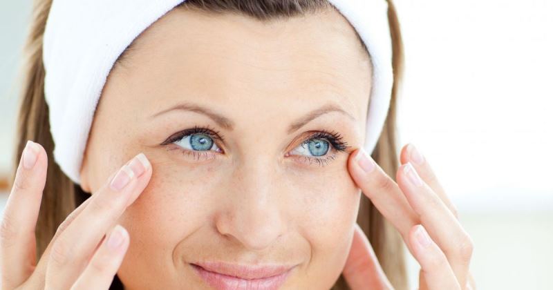 Девушка касается области под глазами