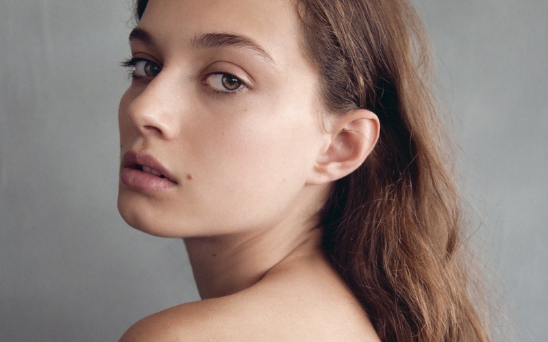 Девушка с ровной кожей