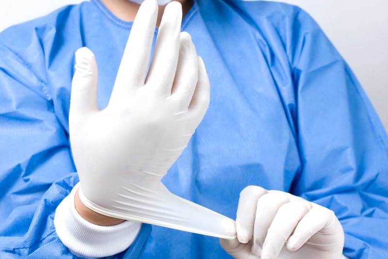 Доктор надевает перчатки