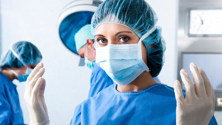 Хирург в работе