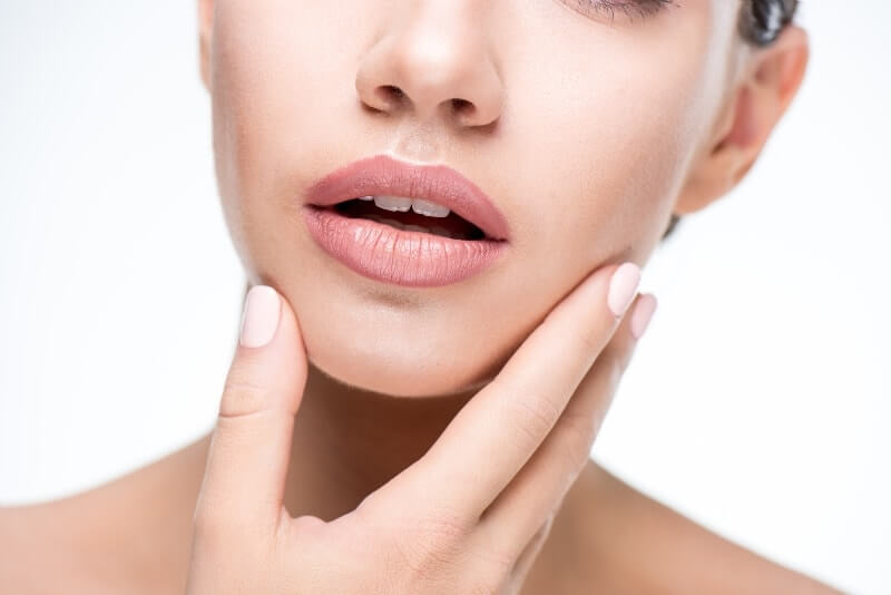 Пухлые губы у девушки