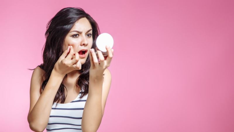 Девушка увидела прыщ на лице