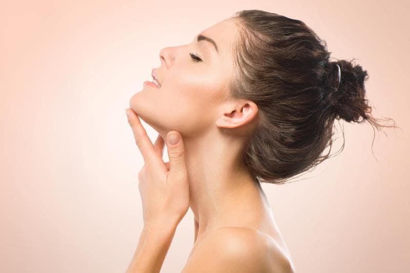 касание шеи