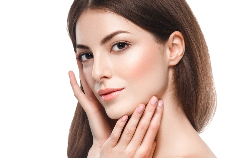 Девушка касается лица