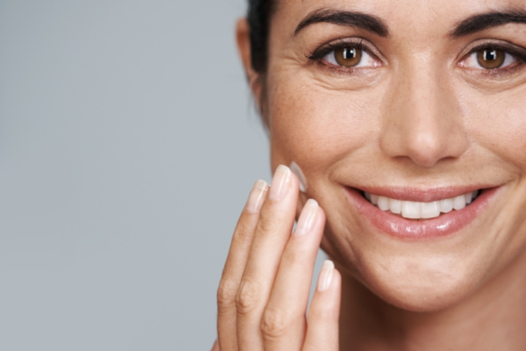 Нанесение мази от демодекса