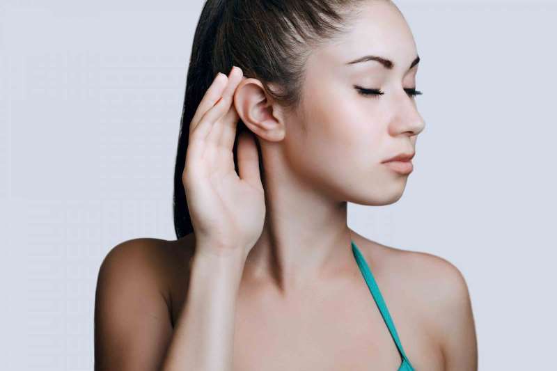 Девушка касается ушей