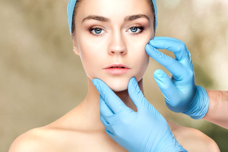 Доктор касается к лицу пациентки