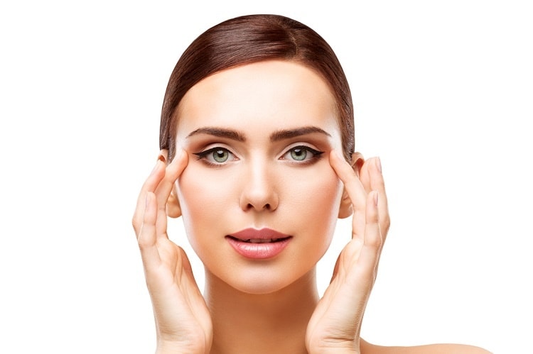 Руки возле глаз