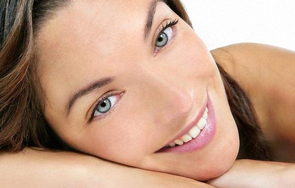 девушка улыбается