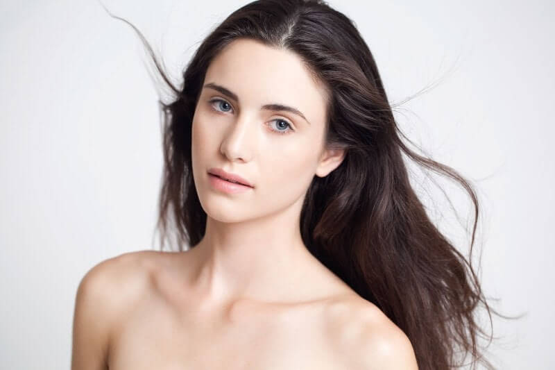 Разлетаются волосы у девушки