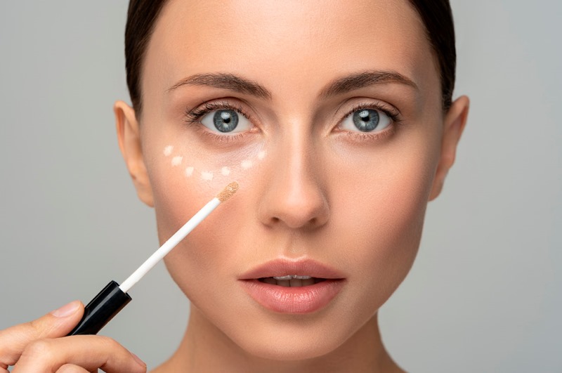 Наносится консилер под глаза