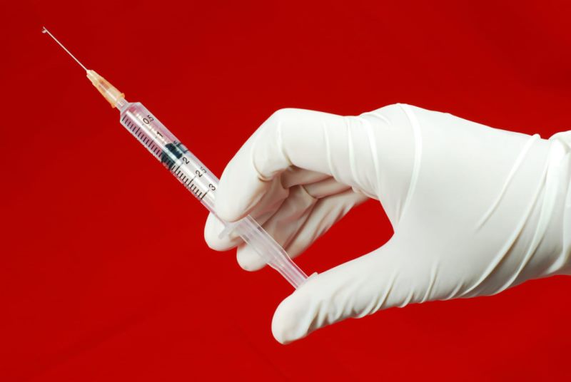 Укол в руке доктора