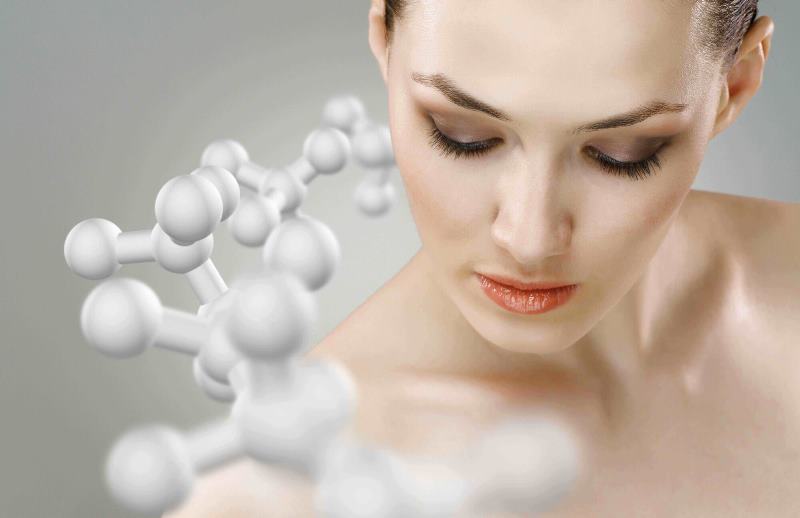 Девушка думает, в чем содержится гиалуроновая кислота