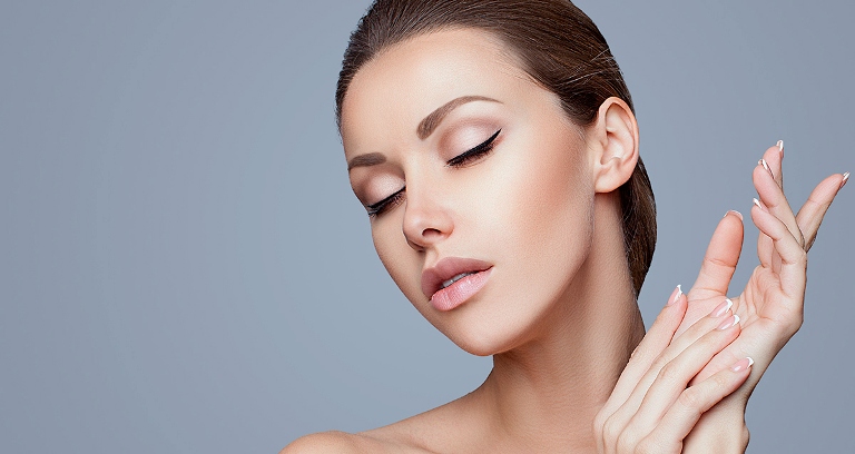 Девушка с закрытыми глазами