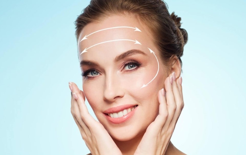 Женщина улыбается с линиями на лице