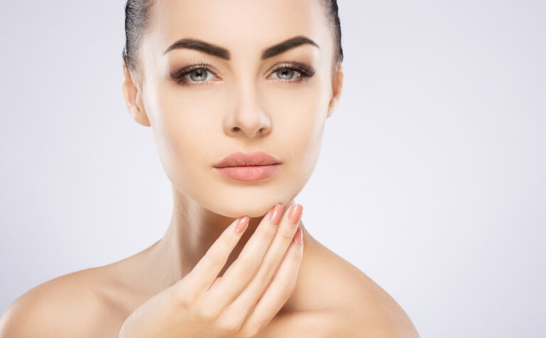 Рука возле подбородка