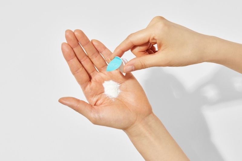 Энзимная пудра для умывания в руках