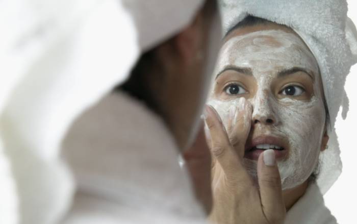 Девушка наносит маску