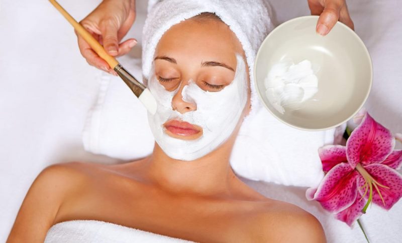 Белая маска на лице