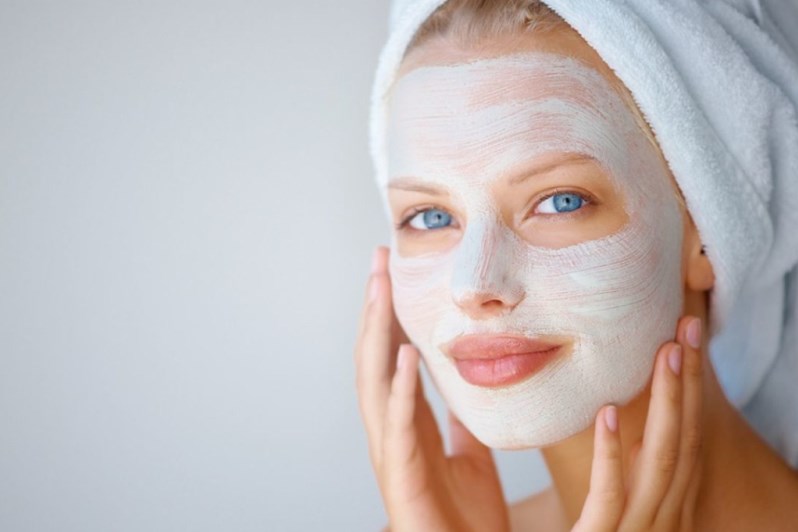 Белая маска на лице