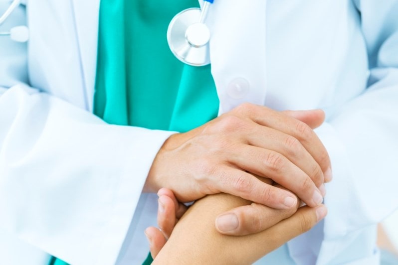 Руки доктора и пациента