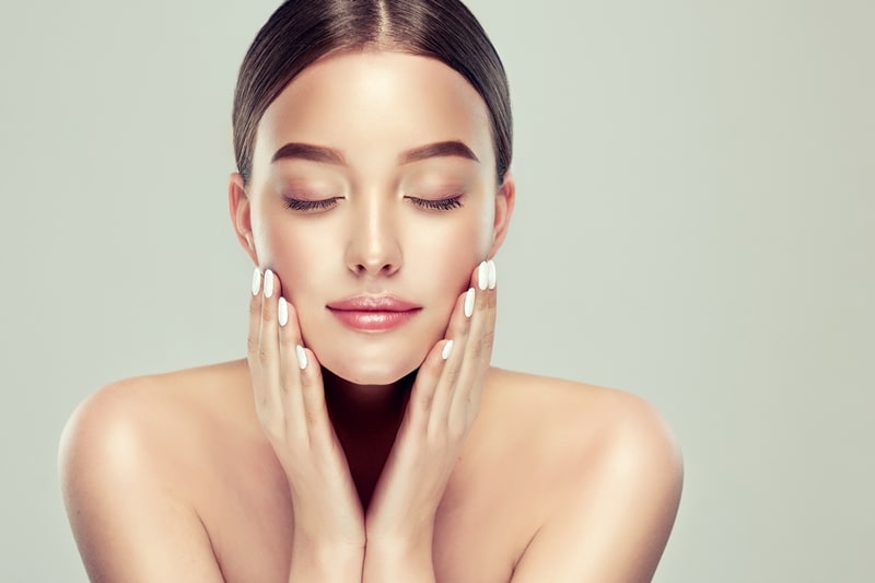 Девушка закрыла глаза