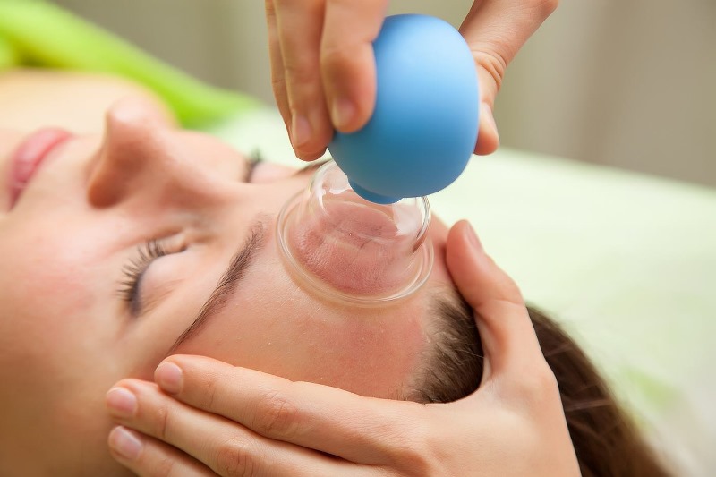 Массаж вакуумной банкой