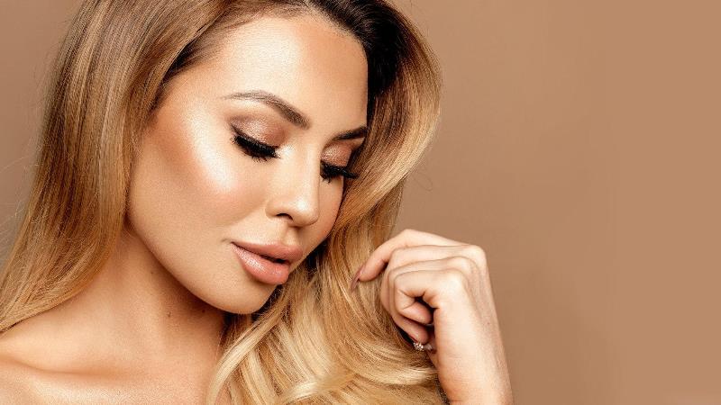 Девушка с красивым макияжем