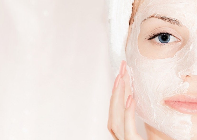 Нанесение маски на лицо