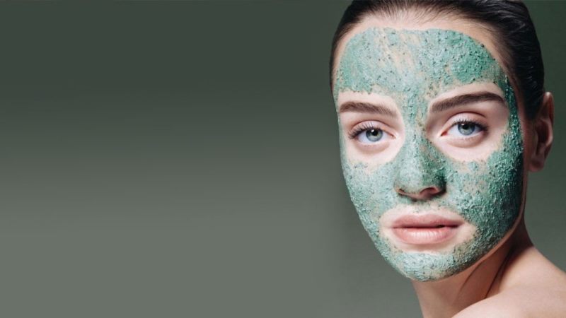 Маска из петрушки на лице