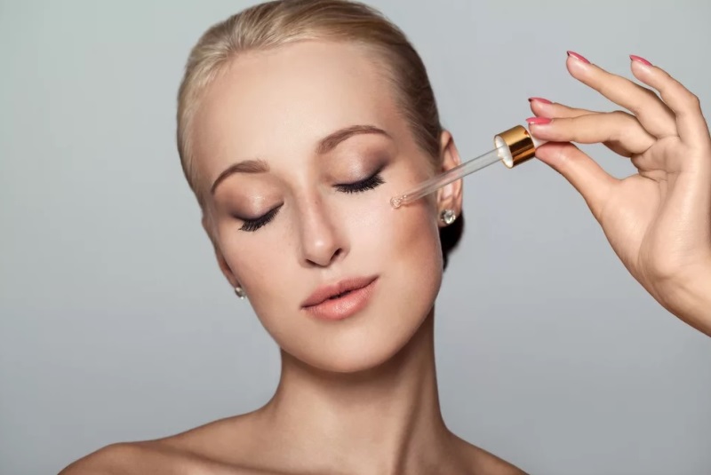 Нанесение масла на лицо