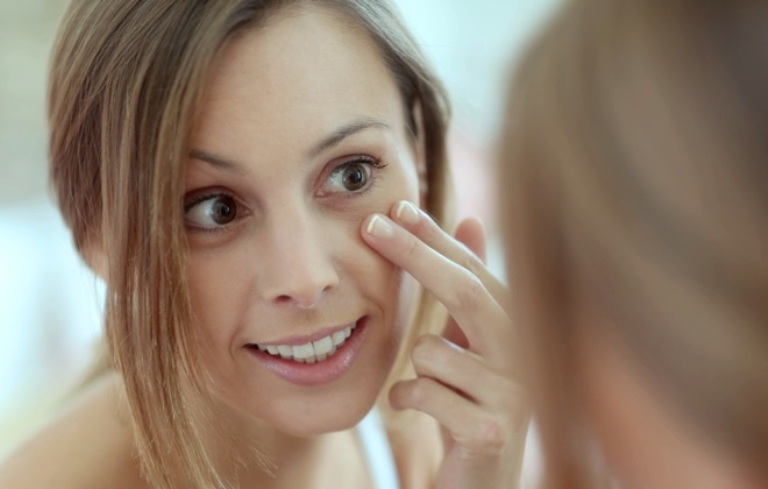 Девушка смотрит в зеркало