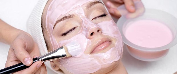 лицо девушки и пилинг с фруктовыми кислотами